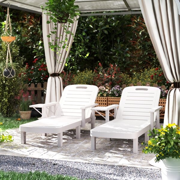 Outsunny Set 2 Sdraio da Giardino Regolabili con Tavolino e Braccioli, in Polipropilene, 79x158x88 cm, Bianco | Aosom Italy