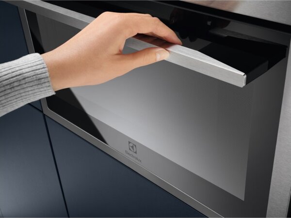 Electrolux Forno Microonde Combinato con Grill 42 Litri Potenza 1000W Ventilato colore Inox/Nero Serie 600 - KOMFE46X