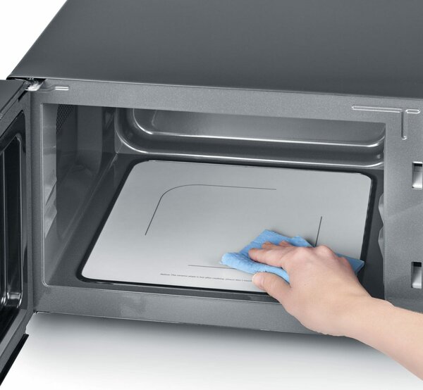 Severin Forno Microonde Combinato con Grill Capacit 25 Litri Potenza 900 Watt Funzione Scongelamento colore Nero / Inox - MW 7763