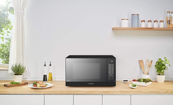 Panasonic Forno Microonde Combinato con Grill Capacit 31 Litri Potenza 1000 Watt Inverter colore Nero - NN-GT46KBSUG
