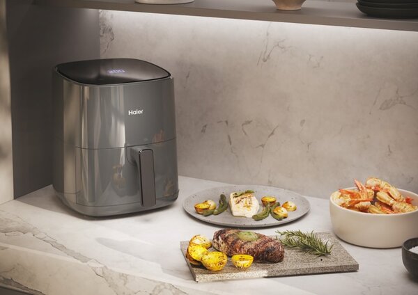 Haier Friggitrice ad Aria Capacit 5 Litri Potenza 1500 Watt con Timer e Termostato Regolabile colore Nero - HAF5P 011