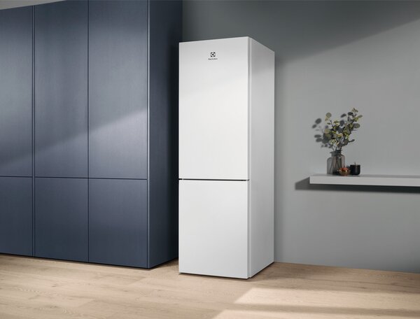 Electrolux Frigorifero Combinato 331 Litri Classe E No frost colore Bianco Serie 600 TwinTech - LNT5ME32W1