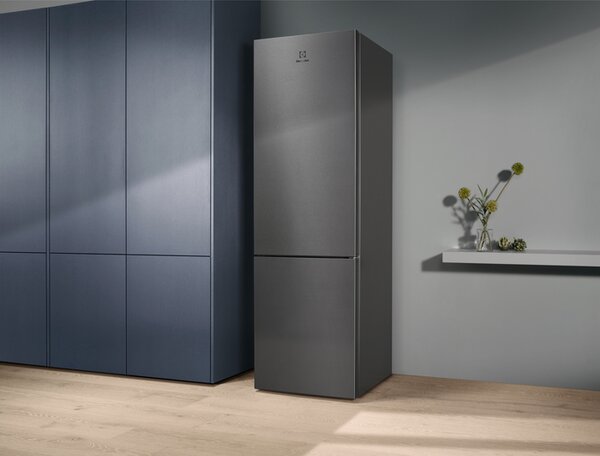 Electrolux Frigorifero Combinato Capacit 366 Litri Classe E Raffreddamento No Frost colore Inox - LNT6ME36U