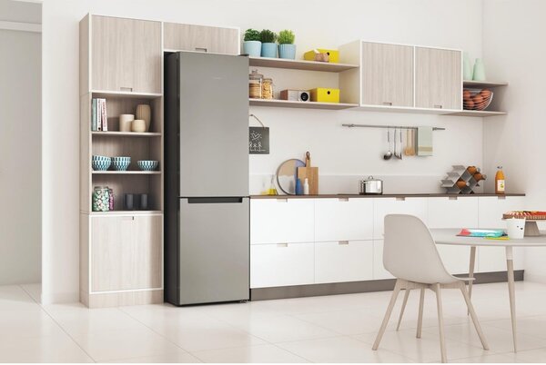 Indesit Frigorifero Combinato Capacit 367 Litri Classe E Raffreddamento No Frost Multiflow colore Inox - INFC9 TI22X