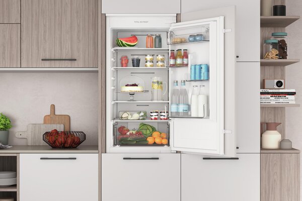Indesit Frigorifero Combinato da Incasso No Frost Classe E Capacit 250 Litri - INC18 T112