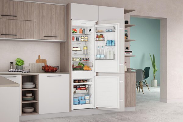 Indesit Frigorifero Combinato da Incasso No Frost Classe E Capacit 250 Litri - INC18 T112