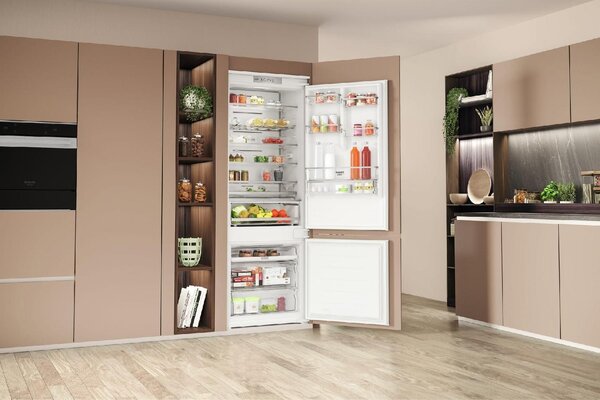 Hotpoint Ariston Frigorifero Combinato da Incasso No Frost Classe E Capacit 394 Litri - HA SP70 T121