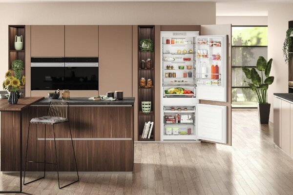 Hotpoint Ariston Frigorifero Combinato da Incasso No Frost Classe E Capacit 394 Litri - HA SP70 T121