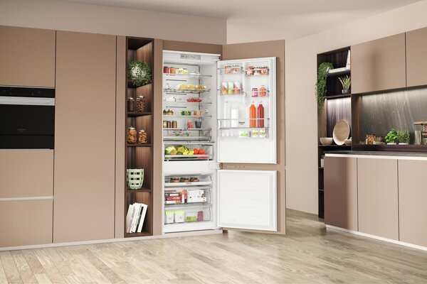Hotpoint Ariston Frigorifero da Incasso Combinato Capacit 394 Litri Classe energetica D No Frost - HA SP70 T132