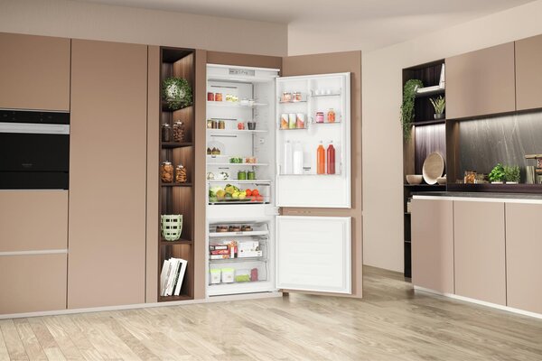 Hotpoint Ariston Frigorifero da Incasso Combinato Capacit 394 Litri Classe energetica E Raffreddamento No Frost - HA SP70 T111