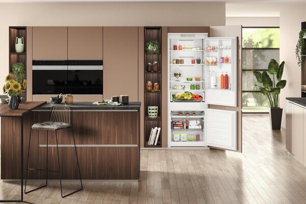 Hotpoint Ariston Frigorifero da Incasso Combinato Capacit 394 Litri Classe energetica E Raffreddamento No Frost - HA SP70 T111