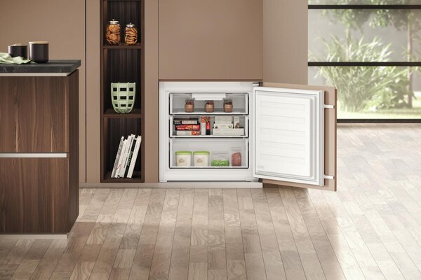 Hotpoint Ariston Frigorifero da Incasso Combinato Capacit 400 Litri Classe energetica E Raffreddamento Ventilato - BCB4020E