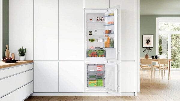 Bosch Frigorifero da Incasso Doppia Porta Capacit 290 litri Classe energetica E Raffreddamento Statico e Congelatore No Frost - KIN96NSE0 Serie 2