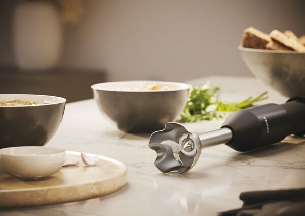 Haier Frullatore ad immersione con Lame in Acciaio e Bicchiere 0,9 Litri colore Nero I-Master Serie 5 - HHB5B5 011