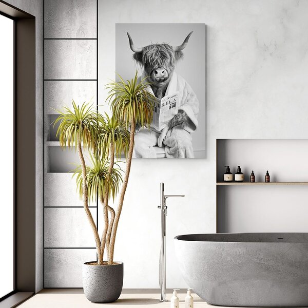 Quadro su tela – Mucca con giornali in bagno