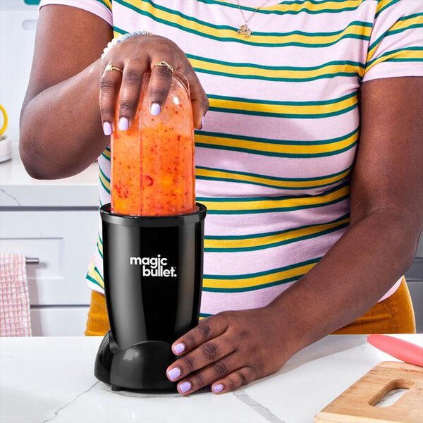 NutriBullet Frullatore con Bicchiere Capacit 0,5 Litri Potenza 200 watt Lame in Acciaio colore Nero - MBR06B