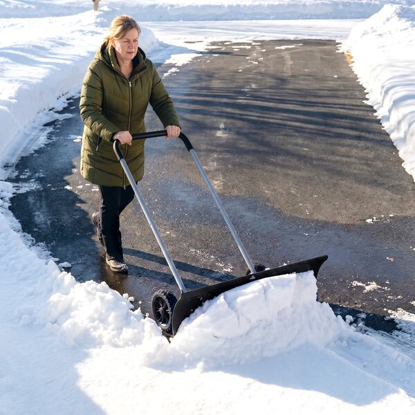 Outsunny Pala da neve 95 cm extra larga in alluminio antiscivolo, angolata, con ruote regolabili | Aosom Italy