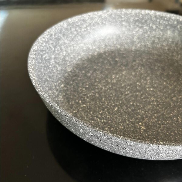 Accademia Mugnano Padella in Alluminio Forgiato 24 cm Rivestimento AM Mineral Stone Cuore di Pietra