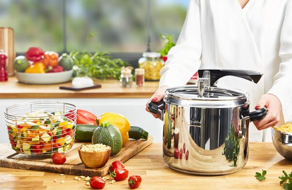 LAGOSTINA Pentola a Pressione per Induzione in Acciaio Inox 12 Litri cm 26 2 Manici - La Classica Lagofusion