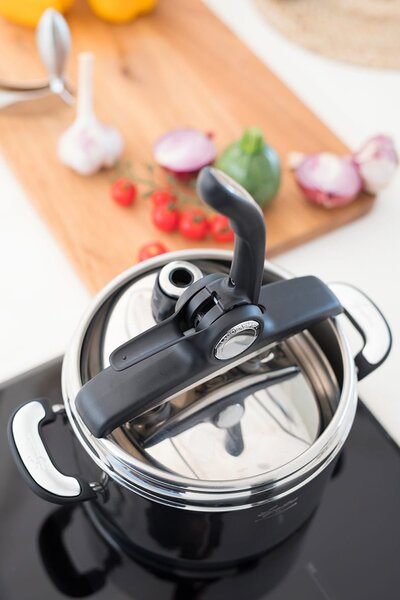 LAGOSTINA Pentola a Pressione per Induzione in Acciaio Inox 7 Litri cm 22 2 Manici - Mia LagoEasy'up