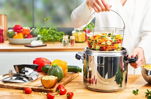 LAGOSTINA Pentola a Pressione per Induzione in Acciaio Inox 9 Litri cm 24 2 Manici - La Classica Lagofusion