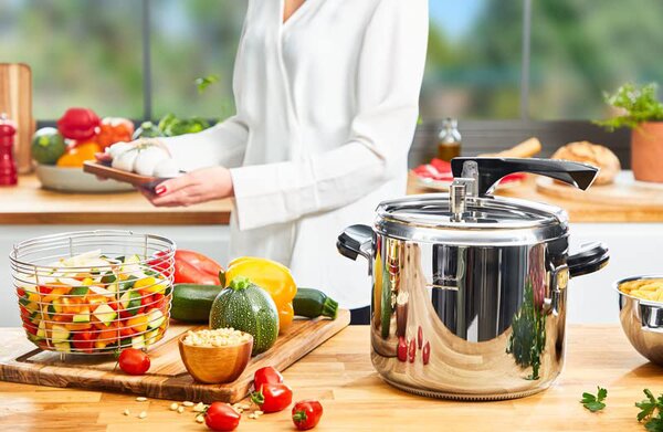 LAGOSTINA Pentola a Pressione per Induzione in Acciaio Inox 9 Litri cm 24 2 Manici - La Classica Lagofusion