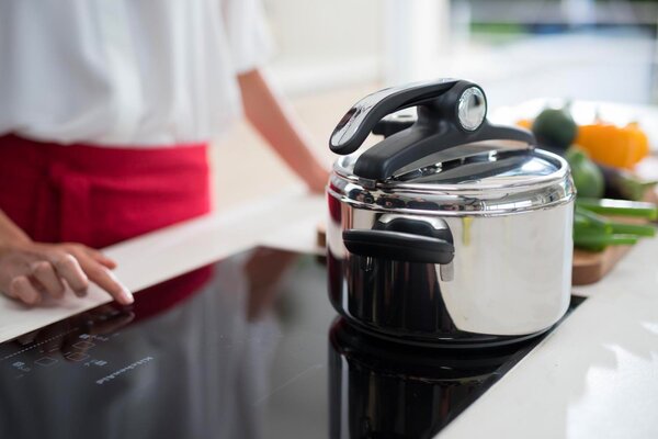 LAGOSTINA Pentola a Pressione per Induzione in Acciaio Inox 7 Litri cm 22 2 Manici - Mia LagoEasy'up