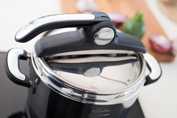 LAGOSTINA Pentola a Pressione per Induzione in Acciaio Inox 7 Litri cm 22 2 Manici - Mia LagoEasy'up