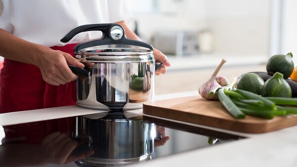 LAGOSTINA Pentola a Pressione per Induzione in Acciaio Inox 7 Litri cm 22 2 Manici - Mia LagoEasy'up