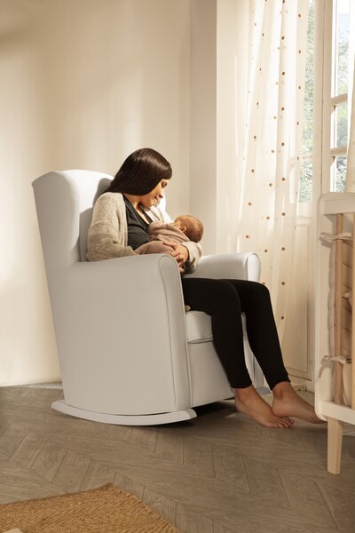 Micuna Poltrona a Dondolo Moderna in Ecopelle Dimensioni 74x82x99 colore Bianco - Nanny