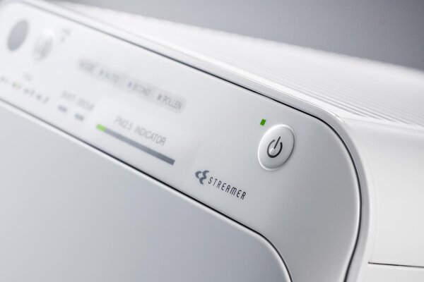 Daikin Purificatore D'aria Filtro HEPA, Silenzioso, purifica fino a 82 m con Telecomando, tecnologia Flash Streamer, colore Bianco - MC55W