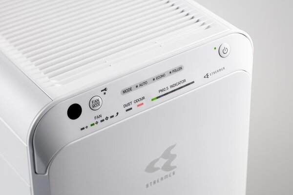 Daikin Purificatore D'aria Filtro HEPA, Silenzioso, purifica fino a 82 m con Telecomando, tecnologia Flash Streamer, colore Bianco - MC55W