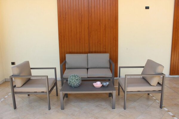 VivaGarden Salotto da Giardino con Divano 2 Posti 2 Poltrone e Tavolino con Cuscini colore Taupe - Luton 2