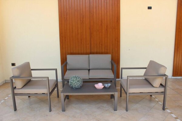 VivaGarden Salotto da Giardino con Divano 2 Posti 2 Poltrone e Tavolino con Cuscini colore Taupe - Luton 2