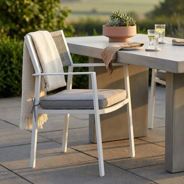 VivaGarden Sedia per Esterni Impilabile in Alluminio/Corda con Cuscino Dimensioni 55.5x62x83.5 cm colore Bianco/Beige - Marracash