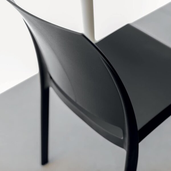 Divina Home Sedia per Esterni Impilabile Set 4 Sedie da Giardino in Polipropilene Dimensioni 46x54x80 cm colore Nero - Sofia