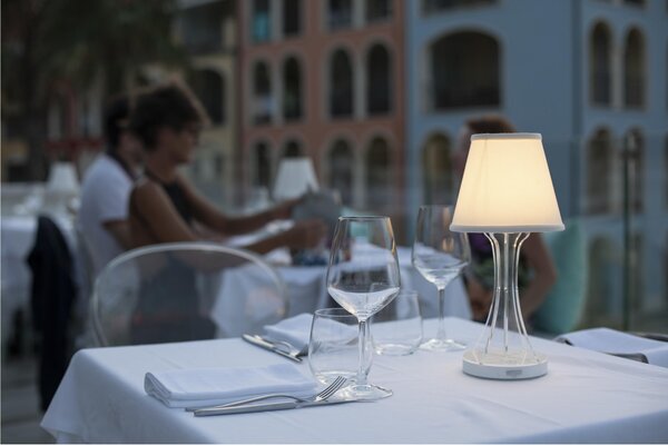Lampada da tavolo Abat Jour a MINI SKY LED Batteria senza filo Piccola Sky Led diametro 12xh33cm cappellino in cotone e Bianco