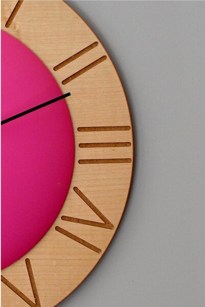 Orologio da parete Ettore rotondo diametro 26 cm in faggio con calotta in MDF colorata , numeri romani colore quadrante fucsia