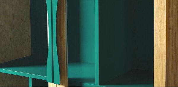 Vetrina Avon colorata in legno ingegnerizzato e solido, vetro, metallo, dimensioni 88 x 40 x h165 cm, peso 55 Kg, finitura rovere, verde-blu