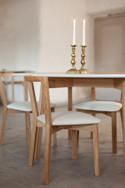 Sedia da pranzo Cee H in rovere massello, tessuto, dimensioni 45 x 54 x h75 cm, peso 6 Kg, finitura rovere, bianco