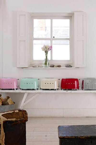 Smeg Tostapane 2 Fette Potenza 950 Watt 6 livelli di cottura Funzione scongelamento Fondo raccoglibriciole colore Rosso - TSF01RDEU Estetica Anni '50