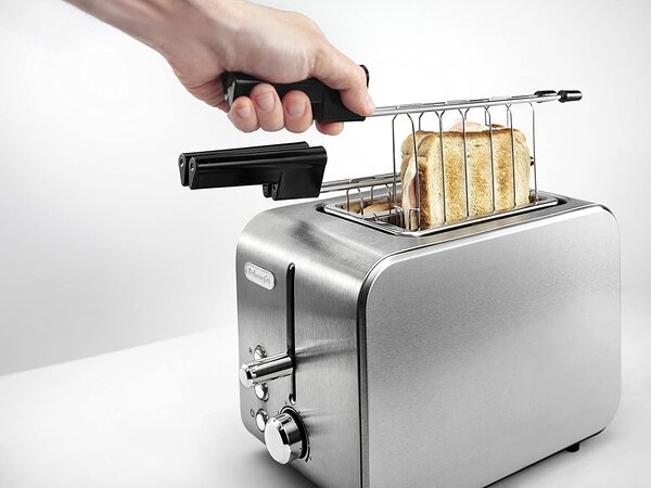 De Longhi Tostapane con pinze 2 Fette Potenza 550 Watt 6 Livelli di Cottura Funzione scongelamento e Cassetto fondo Raccoglibriciole colore Acciaio