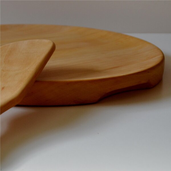 Tagliere per polenta in legno di ontano leggermente scavato diam. 34xh3,2 cm completo di coltello per polenta non utilizzabile in lavastoviglie