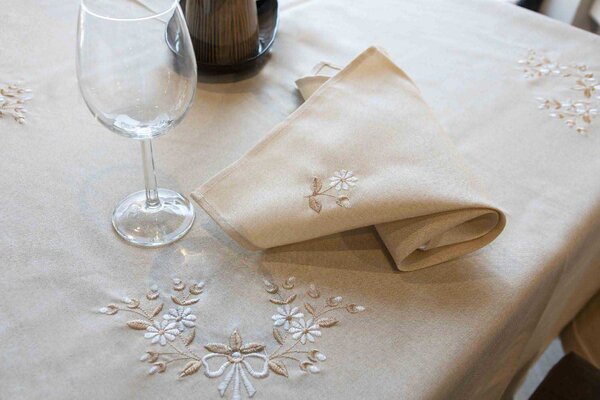 Blanco Raya Tovaglia Rettangolare 6 Posti motivo floreale+ 6 tovaglioni colore Ecr - WKY3916