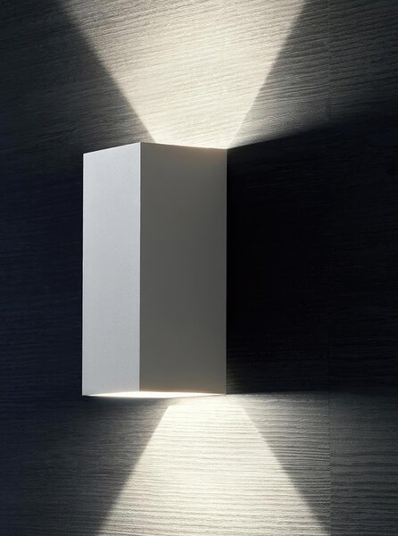 Applique in alluminio pressofuso TOWER APPLIQUE DOPPIA Dimensioni 8,1x8,1xh 18 cm Diffusore in vetro trasparente 6W 6W LED 4000K colore GRAFITE