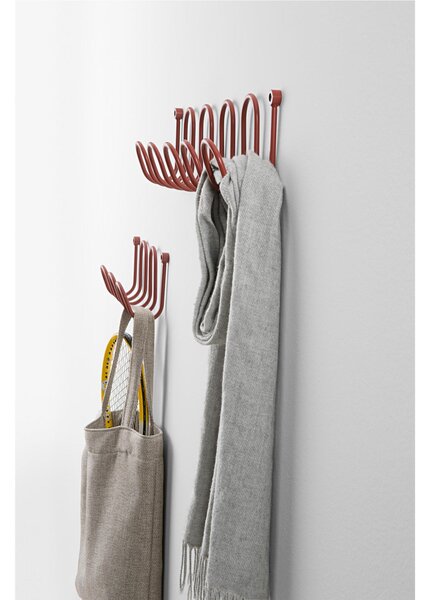 Appendiabiti da parete giovane semplice MOLLY Dimensioni 60 cm 5-Ganci Si compone di un unico elemento in tondino metallico rosso terracotta