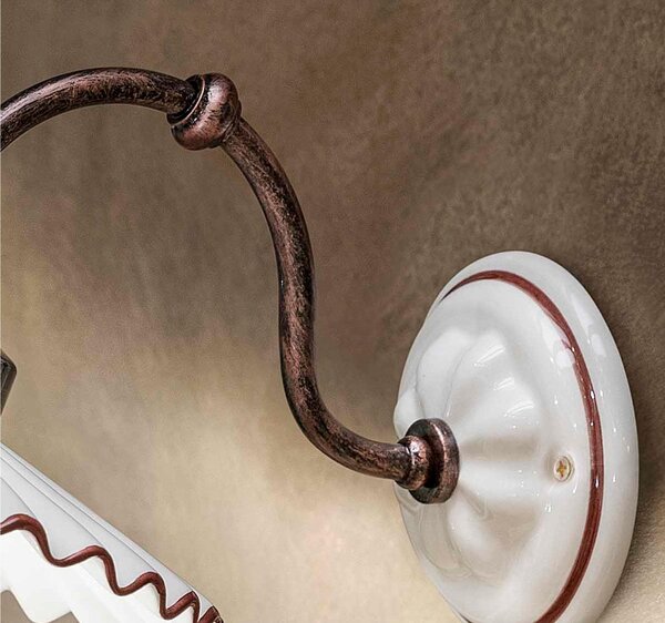 Applique da parete rustica in metallo e paralume in ceramica decorata a mano L'AQUILA Dimensioni 23x31x h 18 cm peso 1,30 kg - Attacco Lampada E 27