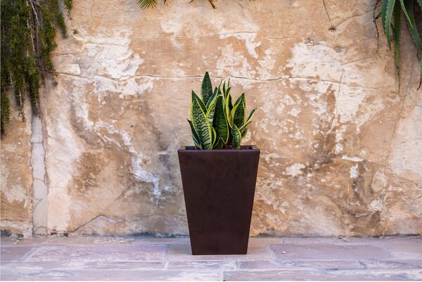 Portavaso Vaso in polietilene EGIZIO LISCIO 30x30xh 39 cm ideale per arredare al meglio sia un ambiente interno che esterno tegola