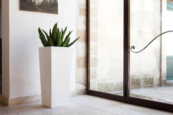 Portavaso Vaso in polietilene EGIZIO LISCIO 30x30xh 39 cm ideale per arredare al meglio sia un ambiente interno che esterno Viola