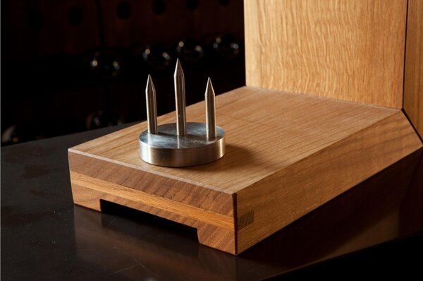 Morsa per prosciutto Verticale Dimensioni Base 30x18xh 78 cm spessore 40 peso 6 Diametro morsa int. Mm70 kg prodotto di Legno di faggio ed acciaio 18.10 made In Italy